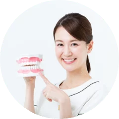 アドバイスをする女医