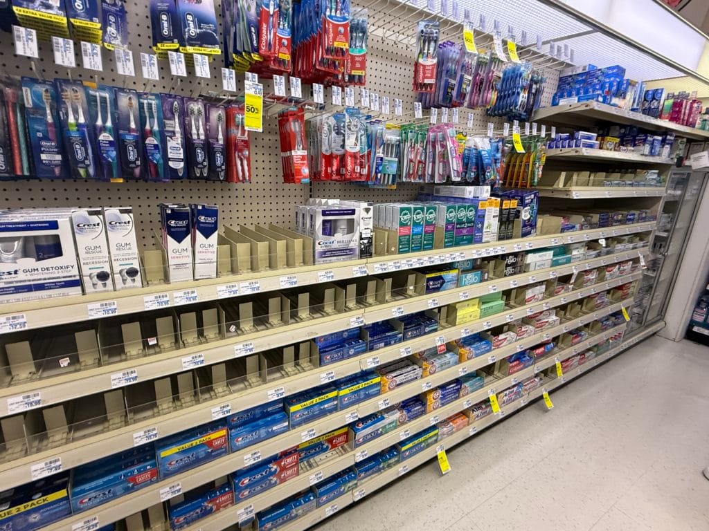 海外の歯磨き粉陳列棚